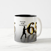 65e Anniversaire mug 3D texman poussant 65 (Devant droit)