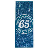 65e verjaardag met naam, leeftijd en datum wijn cadeautas (Achterkant)