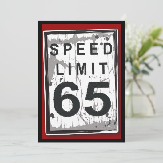 65th Birthday Party Grungy Speed Limit Sign Kaart (Staand voorkant)