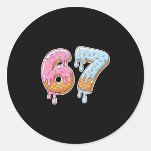 67 Ijs 67 Meme Grappig Zes Zeven Gen Alpha Mannen Ronde Sticker