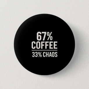 67 Meme Grappig 67% Koffie 33% Chaos Humor Design Ronde Button 5,7 Cm