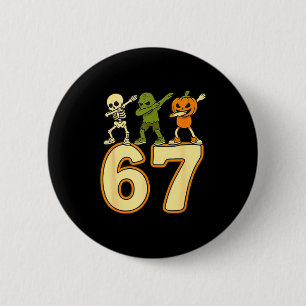 67 Meme Grappige Halloween Nummers Zes Zeven Manne Ronde Button 5,7 Cm