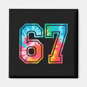 67 Nummer Meme Grappig Zes Zeven Tie Dye Gen Alpha Magneet