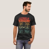 6 Stadia van Debugging Programmeur Computer Grappi T-shirt (Voorkant volledig)