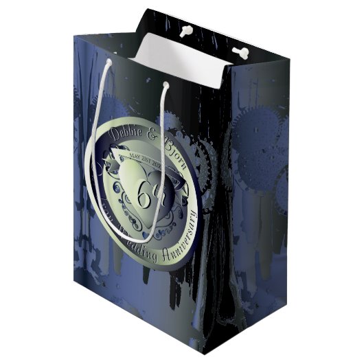 6e Jubileum van het huwelijk Bronze Heart Medallio Medium Cadeauzakje (Voorkant Gekanteld)