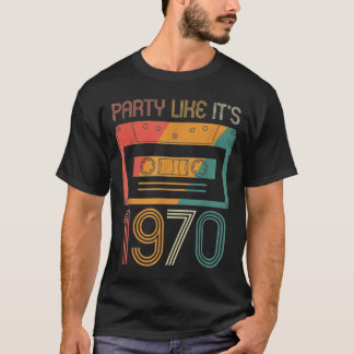 70-70-jaren zeventig-partij, zoals haar 1970 t-shirt