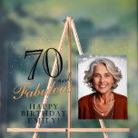 70 et fabuleux Elegant Black 70th Birthday Photo<br><div class="desc">70 et fabuleux Elegant Black 70th Birthday Photo Acrylique Signe. 70 et texte fabuleux en script tendance avec un nom. Personnalisez-le avec votre photo,  votre nom et l'âge,  et faites votre propre tableau de fête d'anniversaire. C'est un grand signe et un décor pour la fête d'anniversaire d'une femme.</div>
