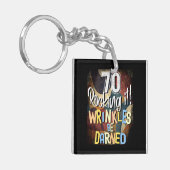 70 rocken het! Rimpels worden gedroogd, mijlpaal 7 Sleutelhanger (Voorkant Links)