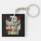 70 rocken het! Rimpels worden gedroogd, mijlpaal 7 Sleutelhanger (Achterkant)