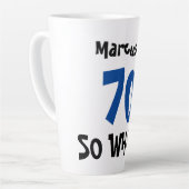 70 Wat grappig positieve Typografie 70e verjaardag Latte Mok (Linkerhoek)