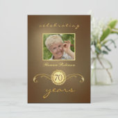 70e anniversaire Invitations - Monogramme d'or ant (Debout devant)