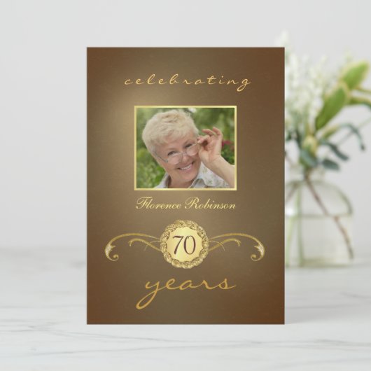 70e anniversaire Invitations - Monogramme d'or ant (Debout devant)