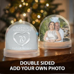 70e anniversaire mariage platine coeur photo<br><div class="desc">Montrez votre appréciation à votre couple préféré célébrant 70 ans de mariage avec ce cadeau personnalisé sincère, le globe de neige platine mariage anniversaire ferait également une faveur unique pour vos invités de fête d'anniversaire mariage. Personnalisez avec vos noms de couples côté coeur et une photo spéciale au verso. Correspond...</div>