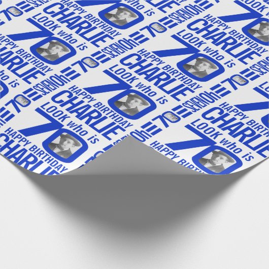 70e verjaardag blauw kijk 70 douanefoto en naam cadeaupapier (Hoek)