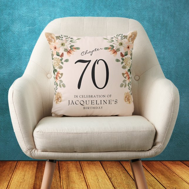70e  verjaardag Floral Kussen (70th Birthday Vintage Floral Throw Pillow.
Throwback to a time of elegance and charm.)