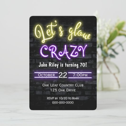 70e verjaardag Neon Glow Sign on Brick Wall Kaart (Staand voorkant)