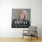 70e verjaardag Party Foto Wit Script Cheers Wandkleed (In situ)