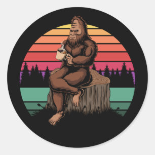 70s Retro Bigfoot & koffie Ronde Sticker