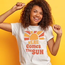 70s retro  zonsondergang Hier komt de zon zomer T-shirt