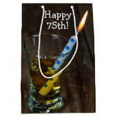 75e Birthday-kaars in Whiskey-glas Medium Cadeauzakje (Voorkant)