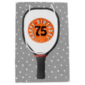 75e verjaardag Pickleball op peddel Medium Cadeauzakje (Voorkant)