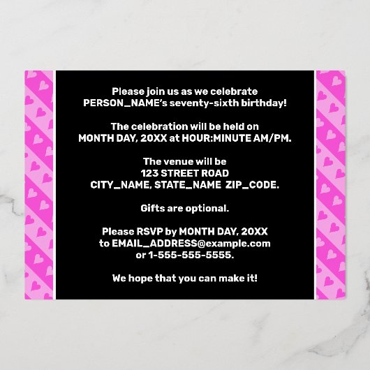 76e verjaardag — vuurroze harten en strips folie uitnodiging (Achterkant)