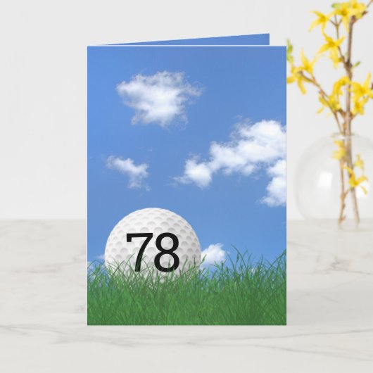 78ste verjaardag, golfbal in gras kaart (Gele Bloem)