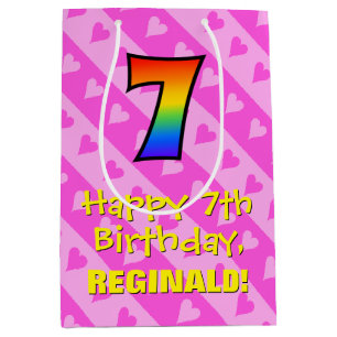 7e verjaardag: Fun roze hartenstrepen en regenboog Medium Cadeauzakje