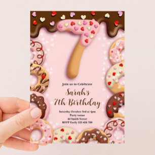 7e verjaardagsuitnodiging voor meisjes met donut-t kaart
