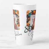 80 en Fabulous Flower Pattern Verjaardagsfoto Latte Mok (Voorkant)