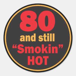 80 en nog steeds rokin Hot   80e verjaardag Ronde Sticker