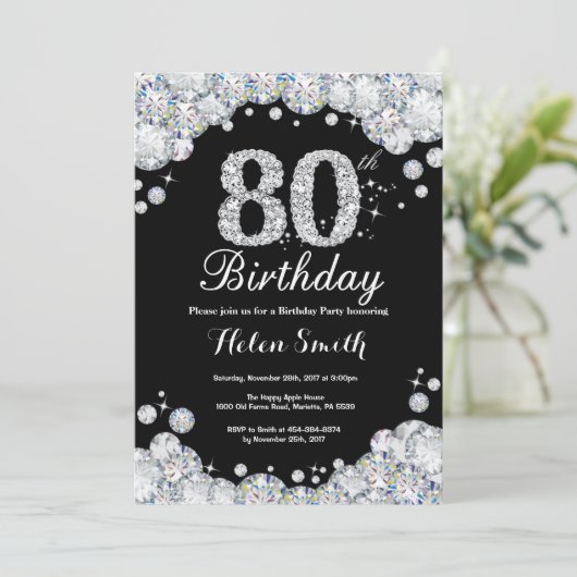 80e anniversaire Invitation Chalkboard Silver Diam (Debout devant)