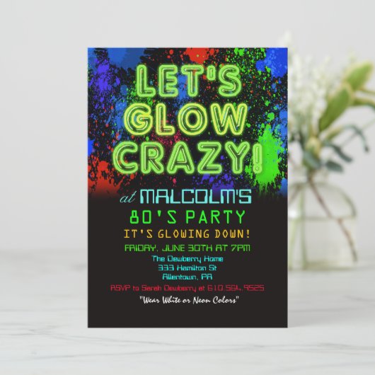 80s 80 Glow Party Invitation (Debout devant)
