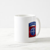 82e Mug de café blanc de jumpmaster aéroporté (Devant droit)