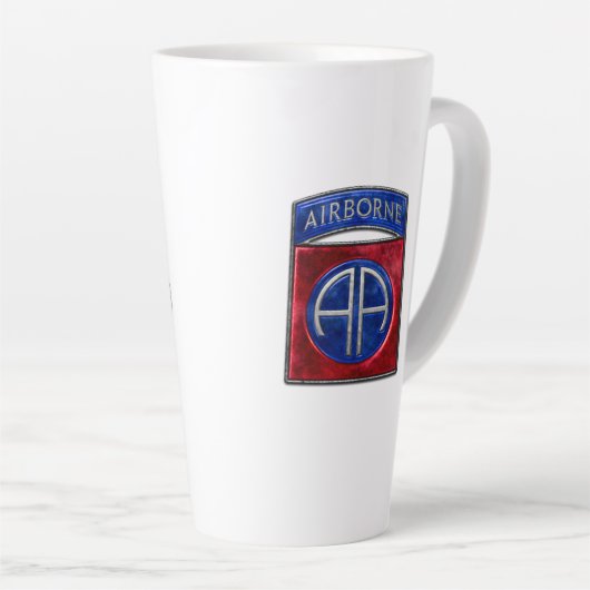82e Mug en latte blanche de Fort Liberty (Angle droit)