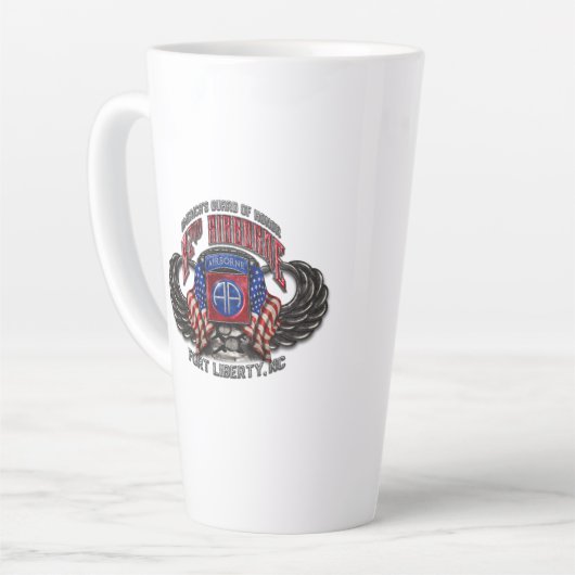 82e Mug en latte blanche de Fort Liberty (Angle gauche)
