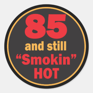 85 en nog steeds Smokin Hot   85e verjaardag Ronde Sticker