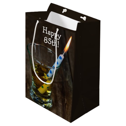 85e 'Birthday'-kaars in Whiskey Glass Medium Cadeauzakje (Voorkant Gekanteld)