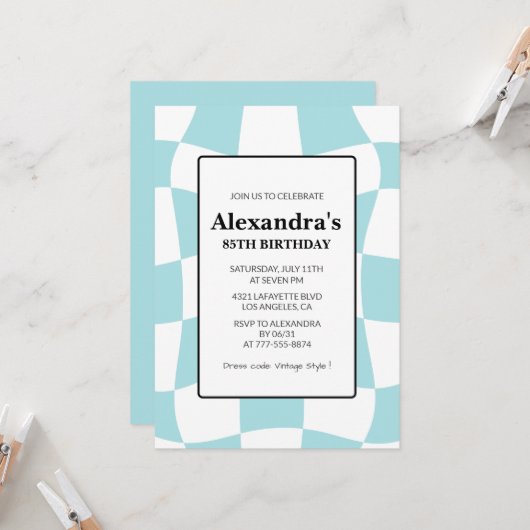85e verjaardag uitnodigingen Retro Checkered Blue (Voorkant / Achterkant in situ)