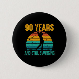 90 jaar en nog steeds swingende grappige golf 90e  ronde button 5,7 cm