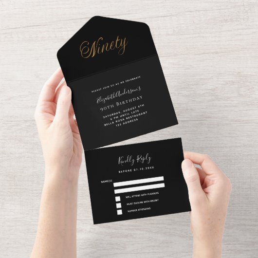 90ste verjaardag zwart goud script RSVP All In One Uitnodiging (Afscheurbaar)