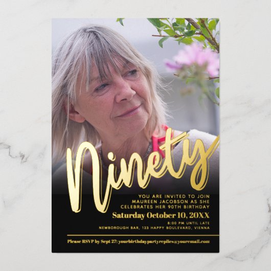 90th Birthday, aangepast fotoscript goud Folie Uitnodiging (Voorkant)