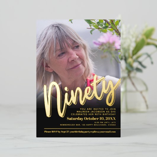 90th Birthday, aangepast fotoscript goud Folie Uitnodiging (Staand Voorkant)