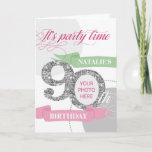 90th Birthday Party Invitation Ajouter photo et te<br><div class="desc">Il s'agit d'une invitation personnalisable de fête du 90ème anniversaire sur laquelle vous pouvez ajouter votre propre photo et texte. Il présente, en haut, le texte "C'est l'heure de la fête" dans une police de caractères rose profond avec des tourbillons décoratifs. En dessous, il y a le numéro 90 qui...</div>