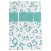 95e Happy Birthday Blauwgroen Random Number Patter Medium Cadeauzakje (Achterkant)