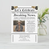 À 80 ans, félicitations ! Invitation d'anniversair (Debout devant)