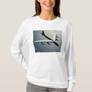 A B-52 Stratofort tijdens de vlucht T-shirt