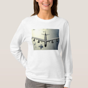 A B-52 Stratofort tijdens vlucht 2 T-shirt