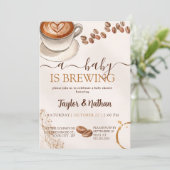 a baby prepares a baby shower invitation (Debout devant)