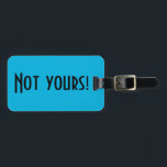 À Bagage Pas votre étiquette de bagages<br><div class="desc">Cette étiquette de bagage Not Yours est une façon intelligente de dire aux gens au carrousel des bagages de continuer à regarder. Il est doté d'un arrière - plan bleu vif et d'une lettre noire audacieuse qui dit : "Pas à vous !" Le côté opposé est prêt à customiser.</div>